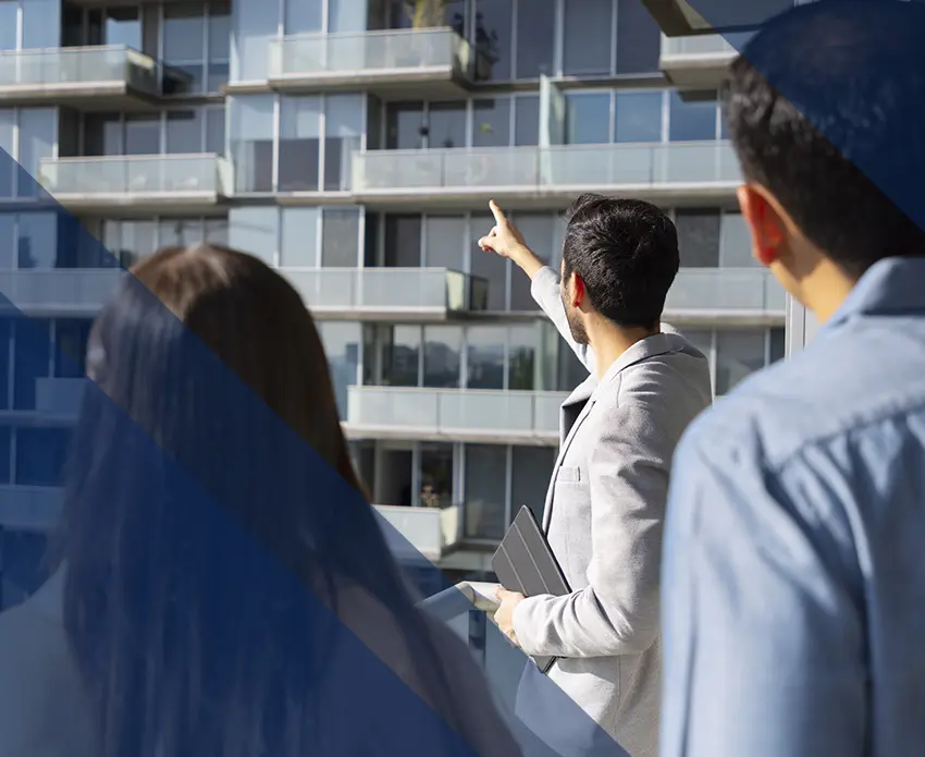 img-homem-mostrando-prédio